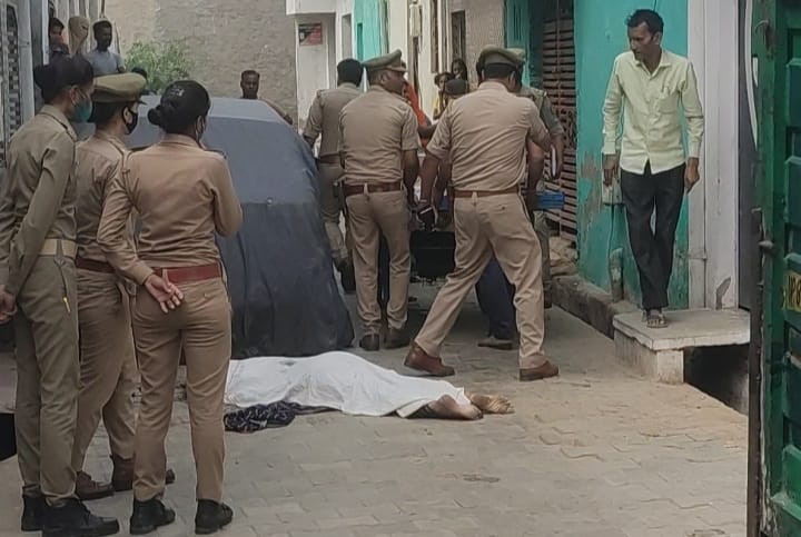 घर के बाहर पड़ी पूजा की लाश।