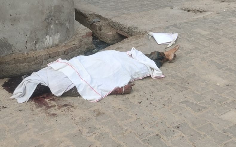 गली के मोड़ पर शिवम को खून से लथपथ शव पड़ा था।