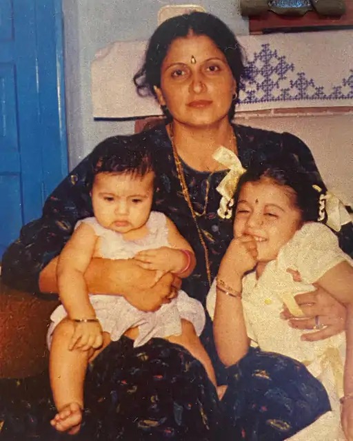 मां की गोद में तापसी (दाएं) और उनकी बहन शगुन।