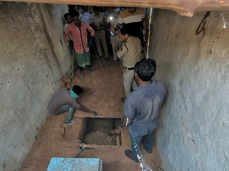 पुलिस ने गड्ढे से बरामद किया युवक का शव।