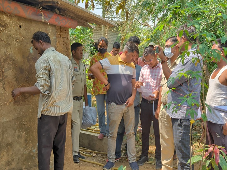 मौके पर जांच करती पुलिस की टीम।