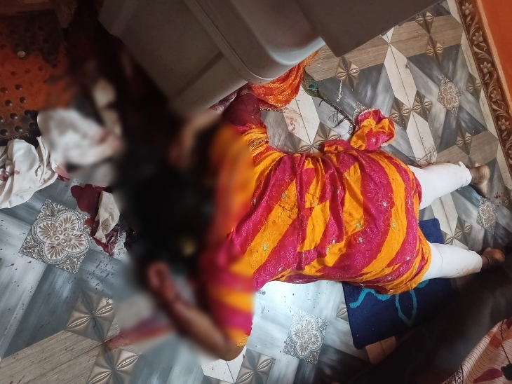 पत्नी की लाश खून से लथपथ उल्टी पड़ी थी।