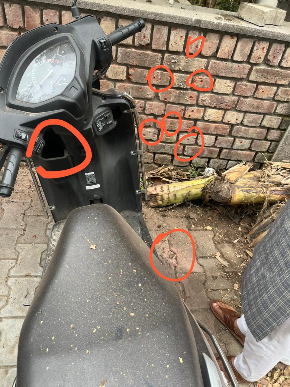 मौके पर यह संदिग्ध स्कूटी दिखी है, जिसके आसपास छर्रे लगने जैसे निशान हैं। हालांकि, धमाका किस चीज में हुआ है, यह अभी क्लियर नहीं है।