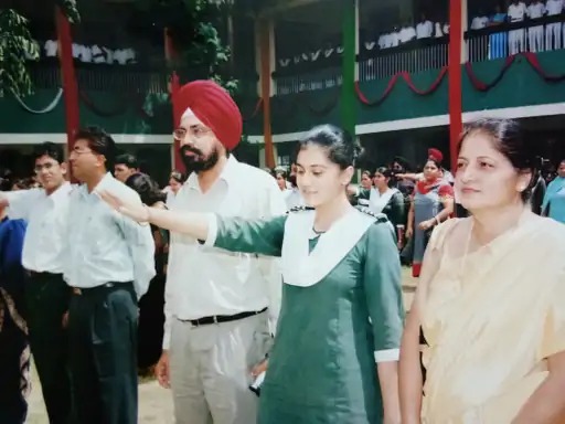 कॉलेज फंक्शन के दौरान तापसी पन्नू।