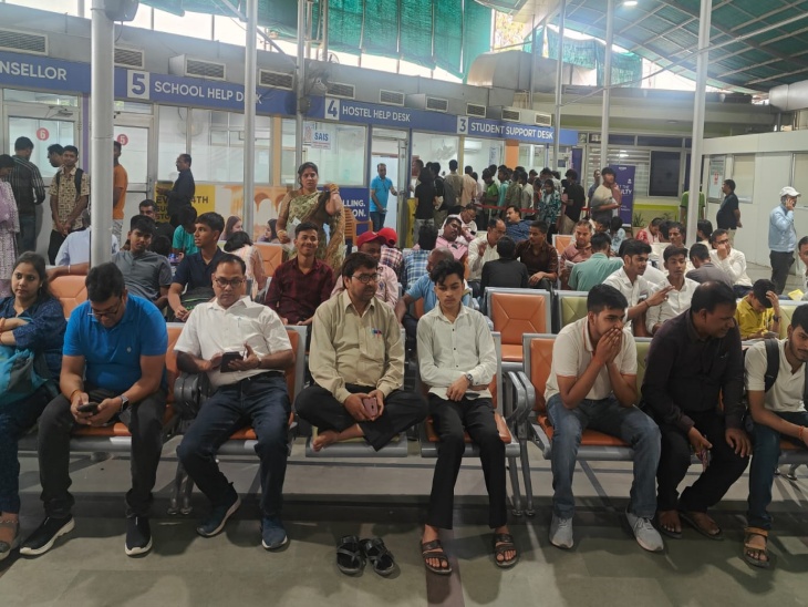 नए सेशन की शुरुआत के साथ ही देश के अलग-अलग हिस्सों से पेरेंट्स अपने बच्चों का एडमिशन करवाने कोटा आए हैं।