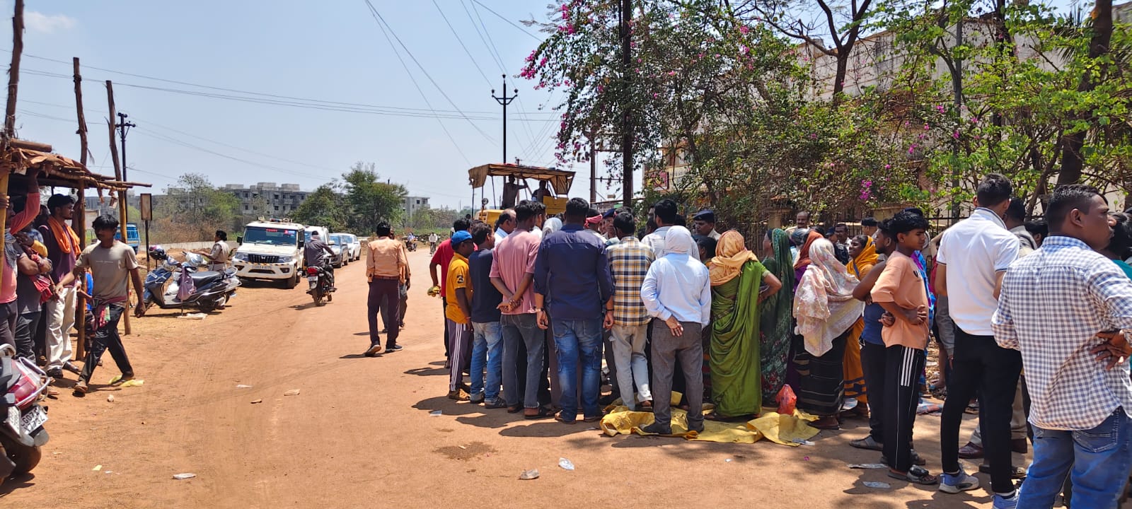 पुलिस के साथ जिला प्रशासन की टीम भी मौके पर पहुंची।