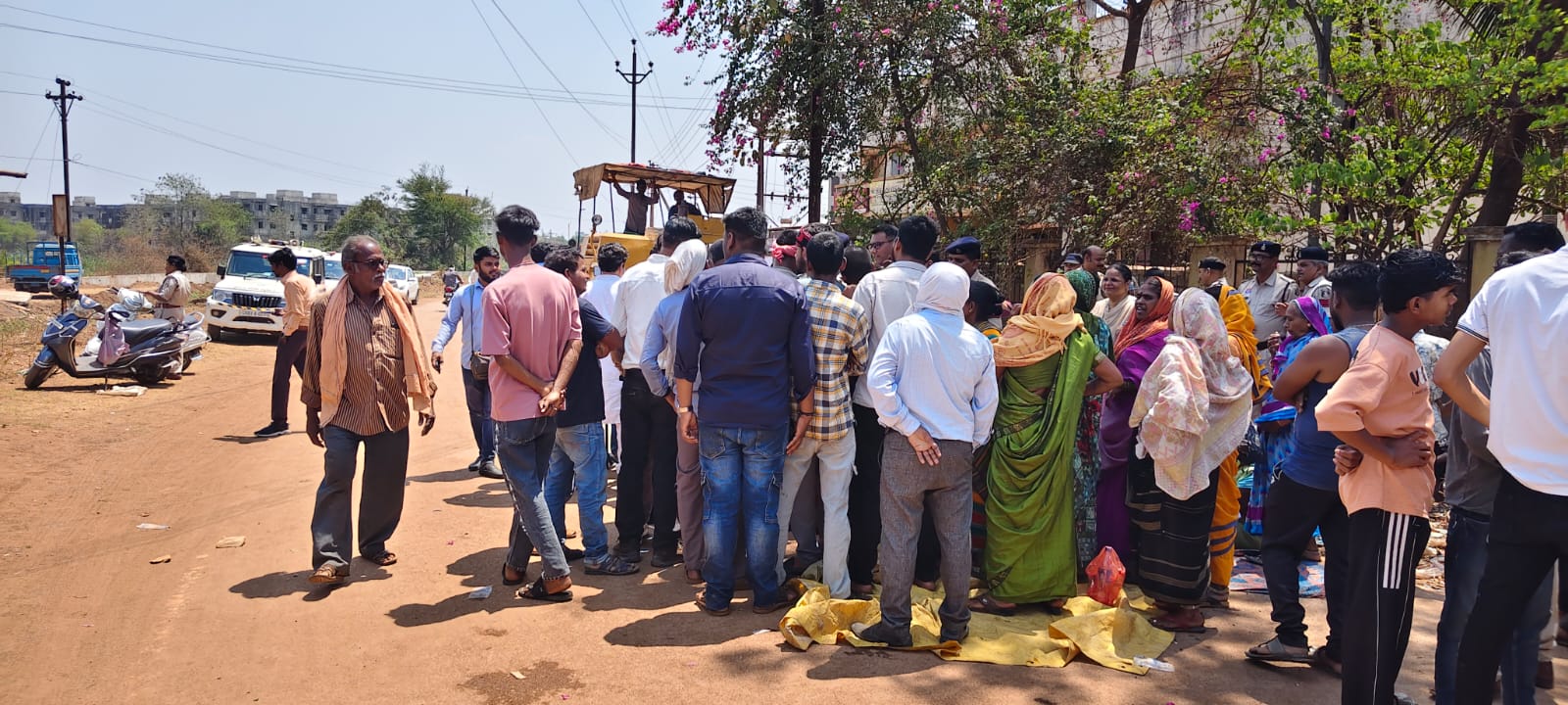 खम्हरिया में सड़कों पर जमा हुए स्थानीय लोग।