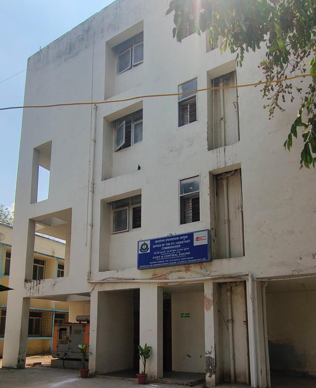 रतलाम के मित्र निवास रोड पर स्थित है सीजीएसटी का ऑफिस। इस ऑफिस के आगे की तरफ आयकर का ऑफिस है।