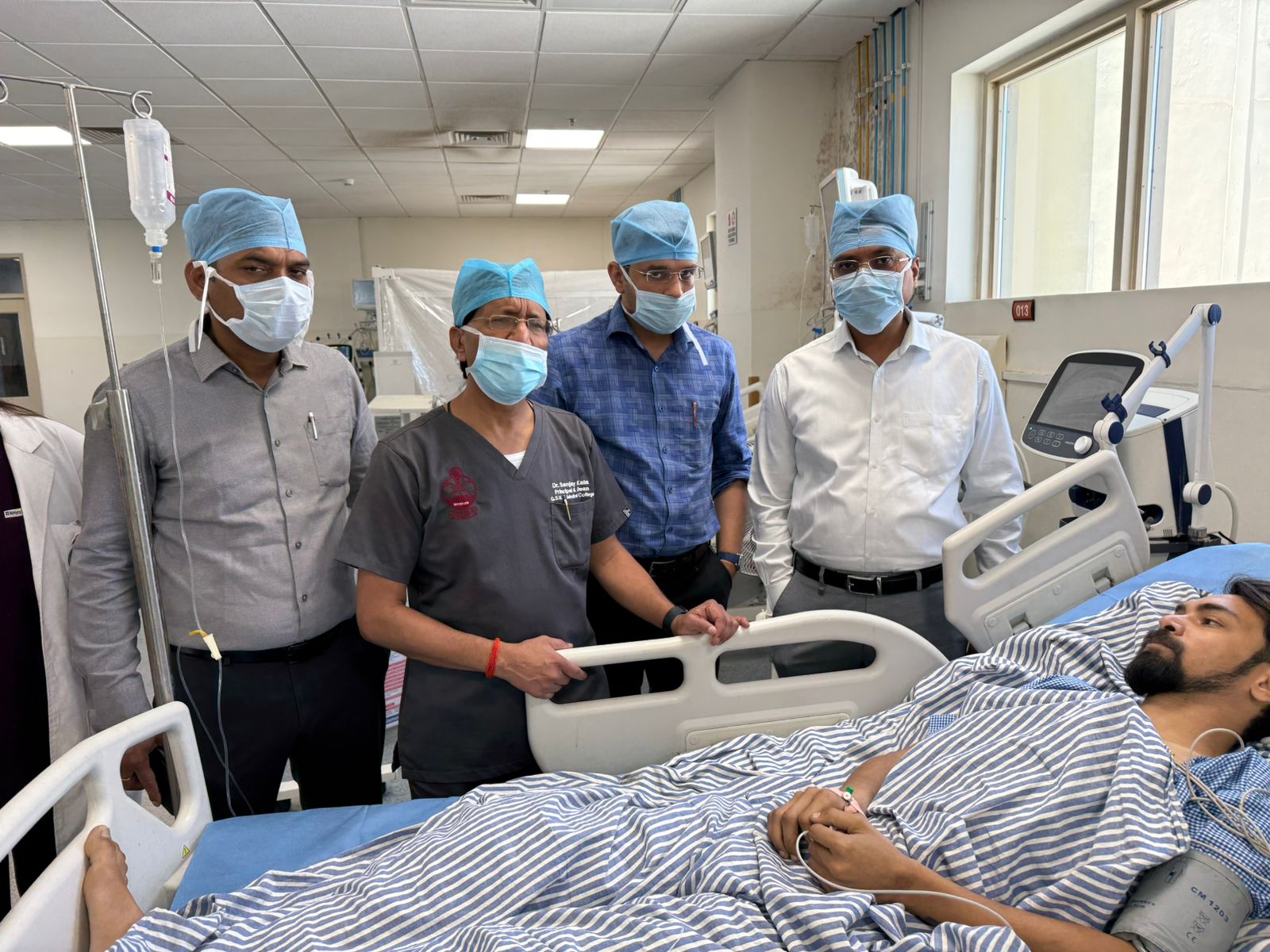 हैलेट के आईसीयू में मेडिकल टीम आयुष की निगरानी कर रही है।