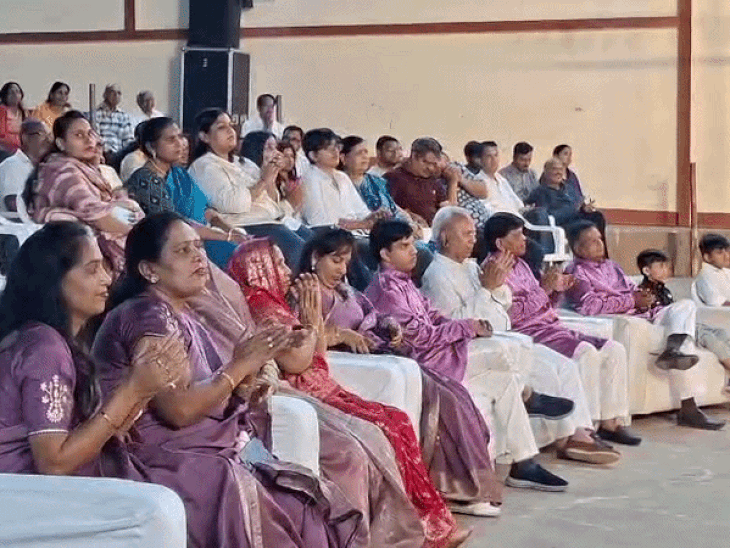 श्रोताओं ने लगातार तालियां बजाकर कवियों का साथ दिया।