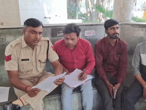 सिविल अस्पताल में शवगृह के बाहर बैठे परिजन।