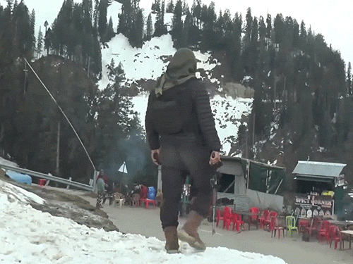 जम्मू-कश्मीर के भद्रवाह घाटी में ताजा बर्फबारी के बाद पर्यटकों की भीड़ बढ़ी है। गूलडंडा समेत ऊंचाई वाले इलाकों में सुरक्षा कड़ी की गई।