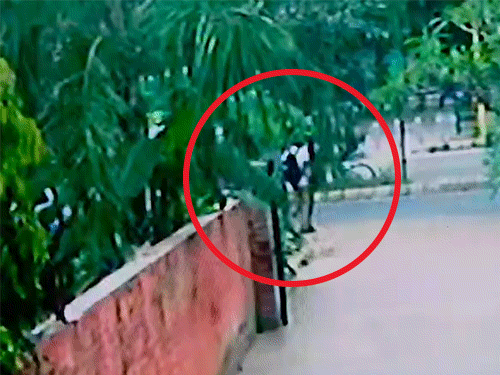 पंजाब BJP ऑफिस के पास वाले ऑफिस के बाहर खड़े हमलावर।