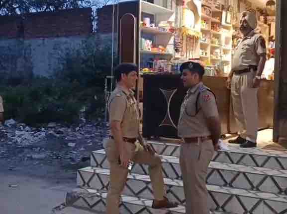 जालंधर में कार्रवाई करते हुए पुलिसकर्मी।
