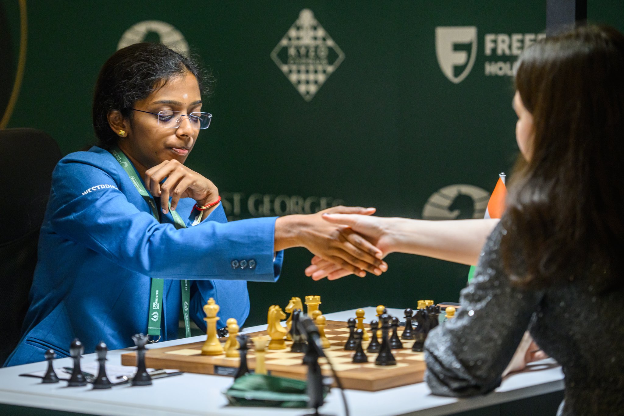 भारतीय ग्रैंडमास्टर वैशाली रमेशबाबू ने रूस की अलेक्जेंड्रा गोर्याचकिना के खिलाफ ड्रॉ खेला।