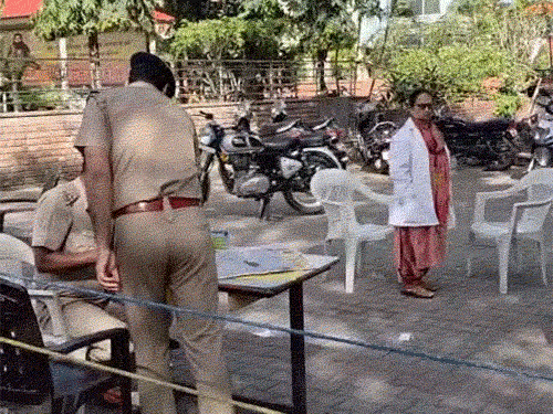 BJP ऑफिस के बाहर जांच करती चंडीगढ़ पुलिस और CFSL की टीम।