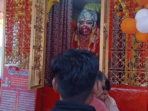 अल्मोड़ा के नंदा देवी क्षेत्र स्थित हनुमान मंदिर में सुबह से ही भक्तों की भीड़ लगी है।