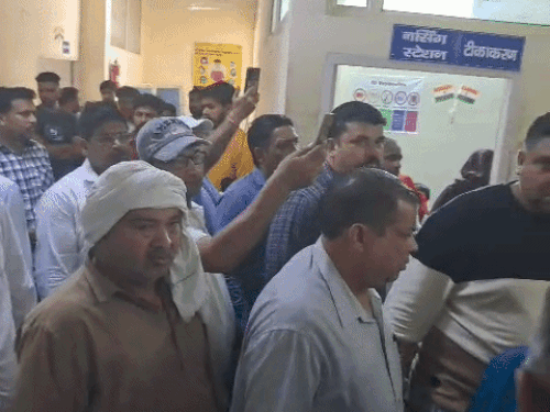 वारदात के बाद अस्पताल में हंगामा करते महिला के परिजन।