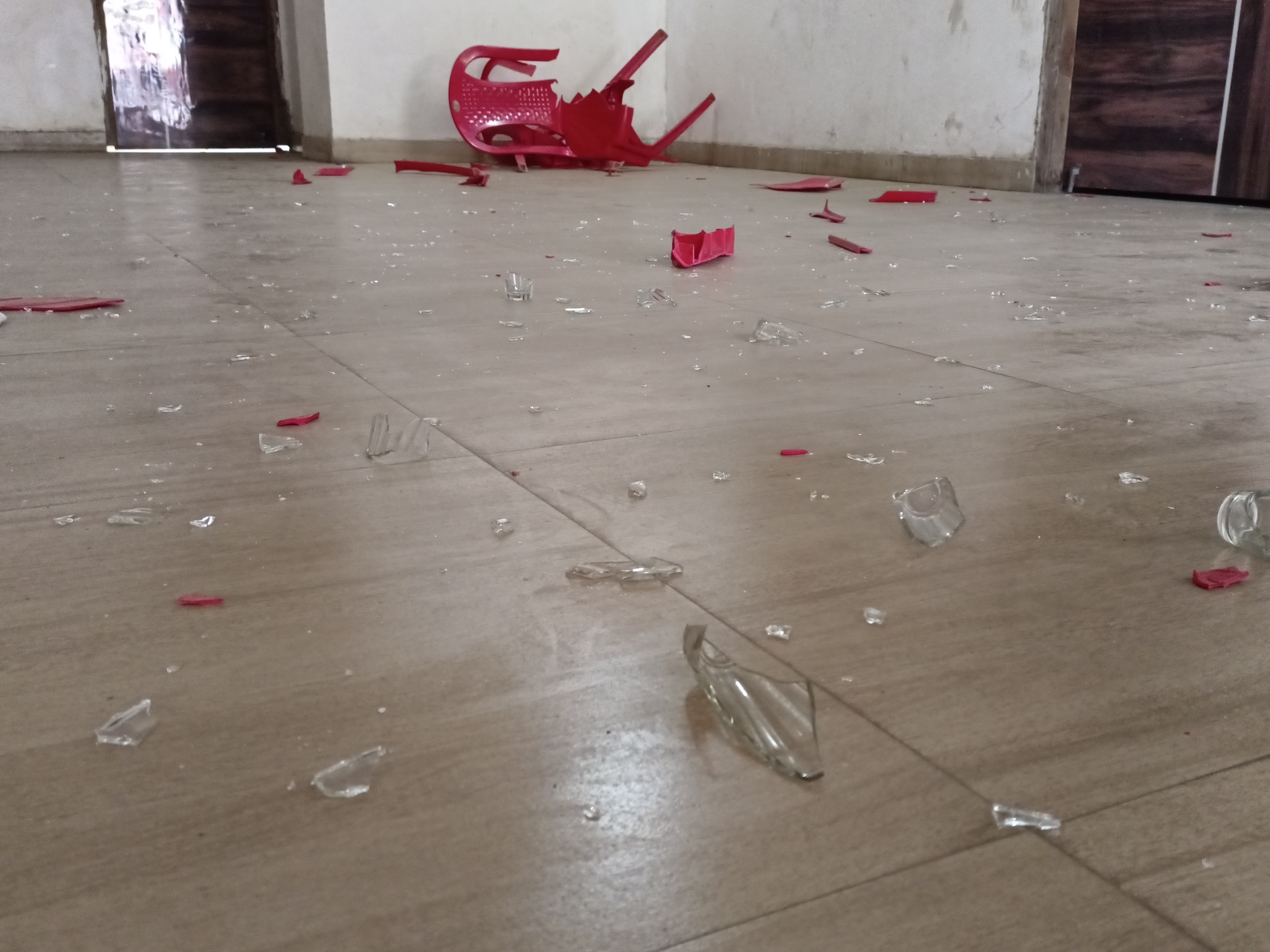 एक-दूसरे पर प्लास्टिक की कुर्सियां और ग्लास फेंकी गईं, जो टूट गए।