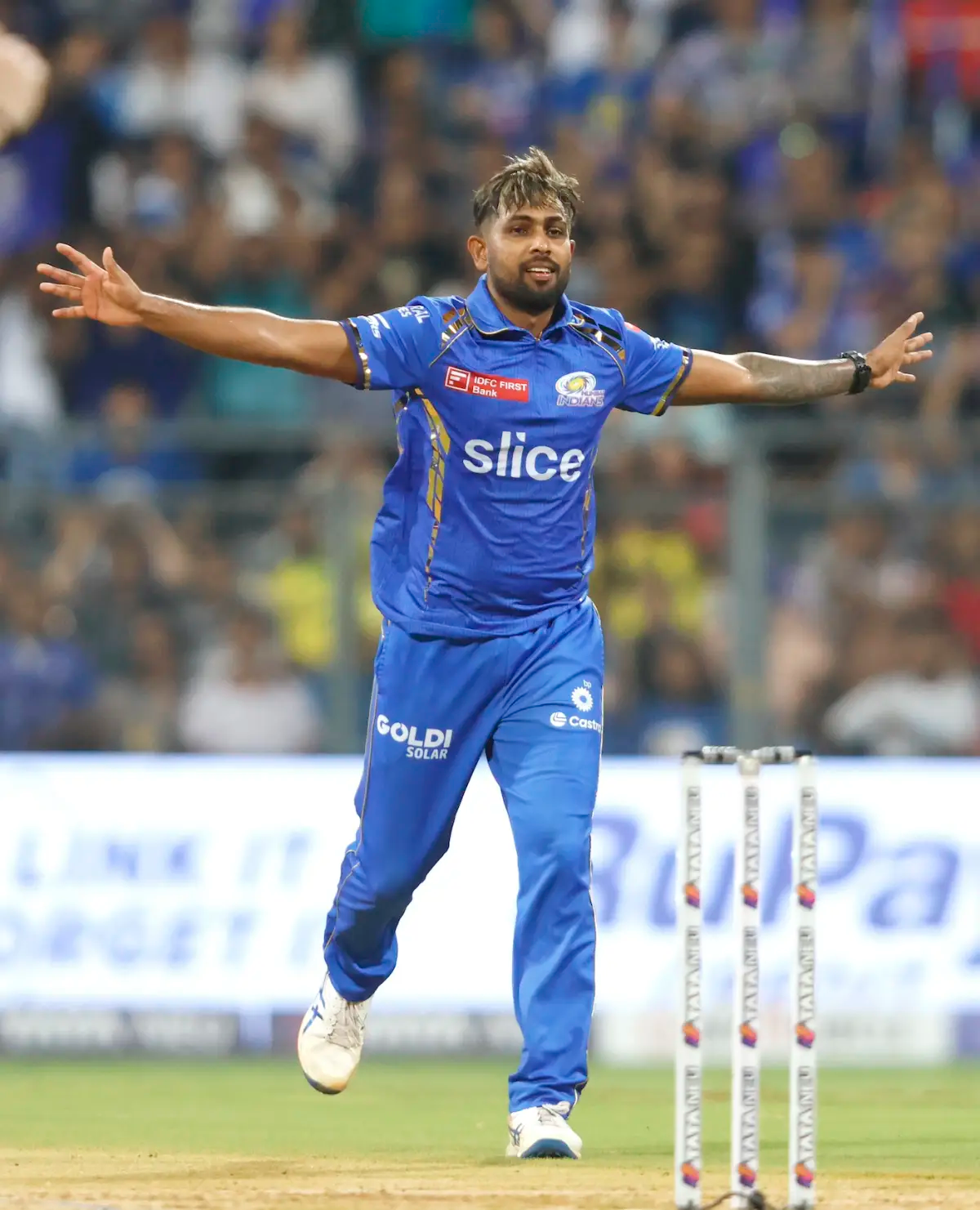 नुवान ने अपना पहला IPL सीजन 2024 में खेल था। उन्हें मुंबई इंडियंस ने 4.80 करोड़ में खरीद था।