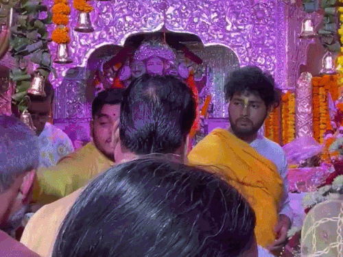 देहरादून के पंचमुखी हनुमान मंदिर में सुबह से ही भीड़ दिख रही है।