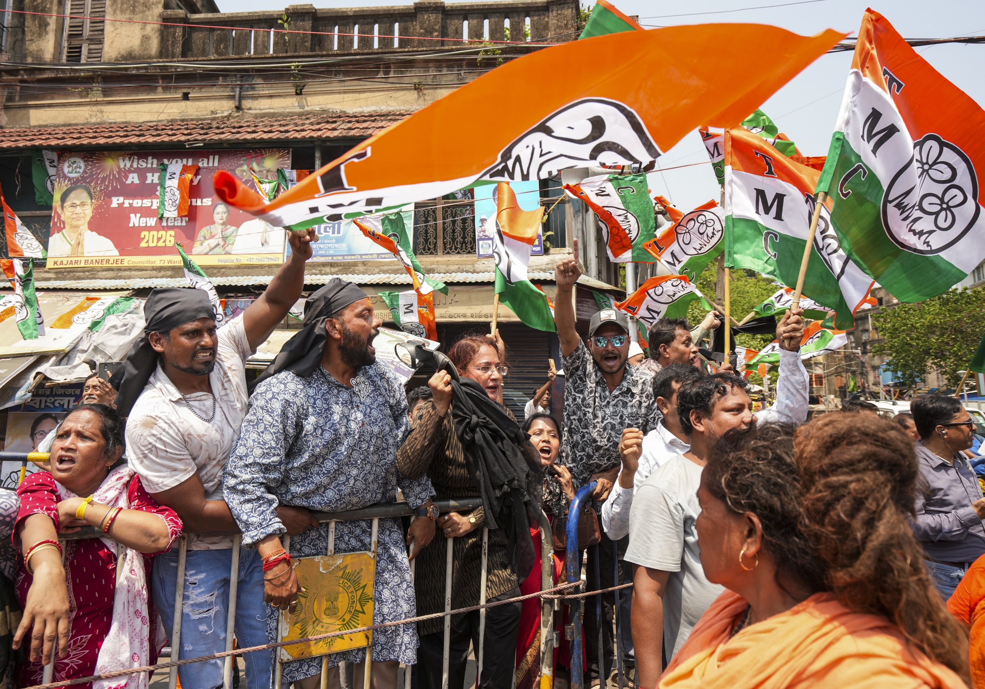 पश्चिम बंगाल के भवानीपुर में गृह मंत्री अमित शाह के रोड शो के दौरान टीएमसी कार्यकर्ताओं ने काले झंडे दिखाए।