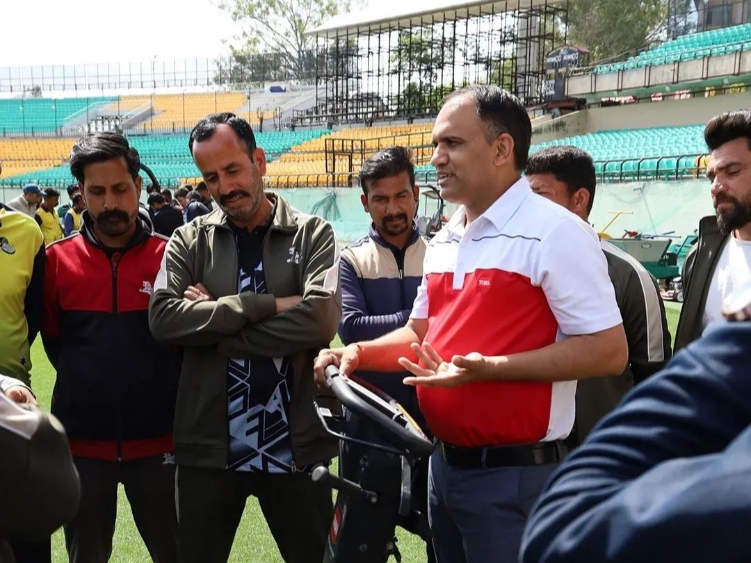 प्रतिभागियों का प्रशिक्षित करते प्रशिक्षक।