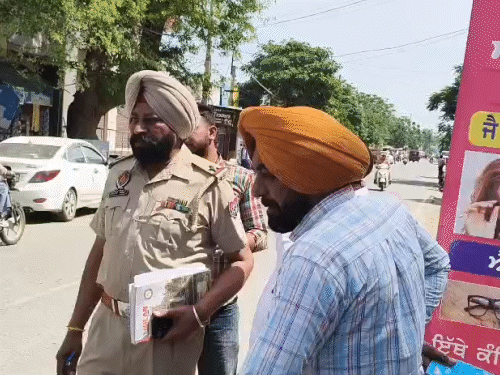 मामले की सूचना मिलने पर पुलिस मौके पर पहुंची और लोगों से पूछताछ की।
