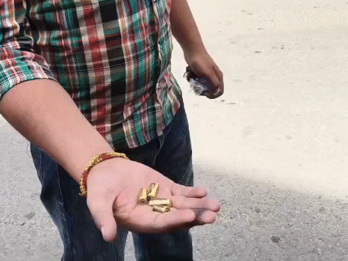 पुलिस ने मौके से गोलियों के खोल बरामद किए हैं।