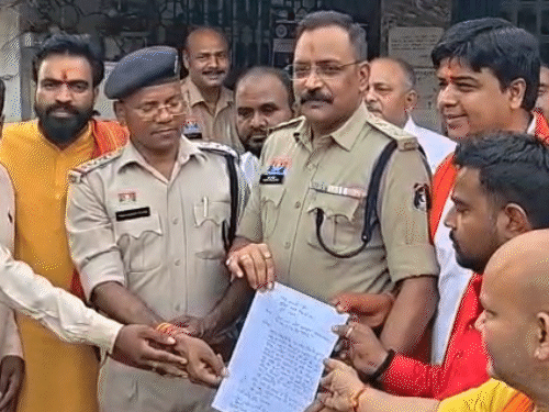 हिंदू संगठन ने कार्रवाई के लिए पुलिस को लिखित आवेदन दिया है।