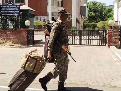 CCTV कैमरे में 2 संदिग्ध भागते हुए कैद हुए हैं। BJP ऑफिस में CRPF जवान तैनात। - Dainik Bhaskar