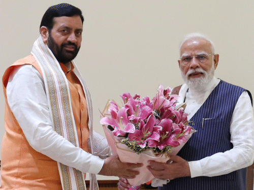 नई दिल्ली में प्रधानमंत्री नरेंद्र मोदी से मिलते हरियाणा के मुख्यमंत्री नायब सैनी। - Dainik Bhaskar