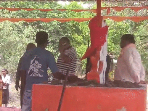 नेहरू नगर के गार्डन में बने योग एरिया में मूर्ति स्थापित की गई थी।