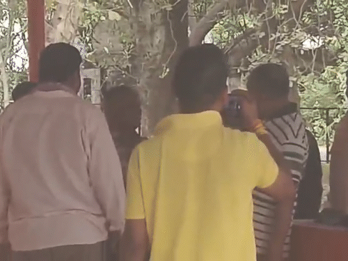 मूर्ति हटाने का विरोध करने पर बवाल भी हुआ।