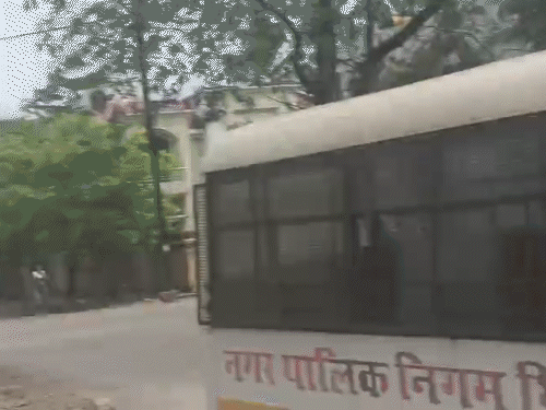 भिलाई नगर निगम की टीम हनुमान जी की मूर्ति हटाने पहुंची थी।