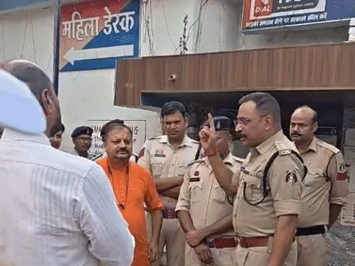 भिलाई नगर सीएसपी सत्यप्रकाश तिवारी और हिन्दू संगठन के बीच जमकर बहस हुई।