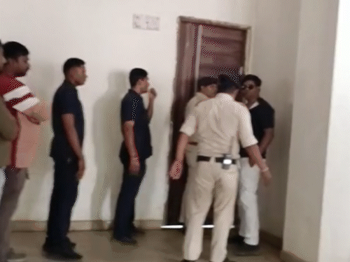 जिला उपाध्यक्ष विजय साव कांग्रेस भवन छोड़ने को तैयार नहीं थे।