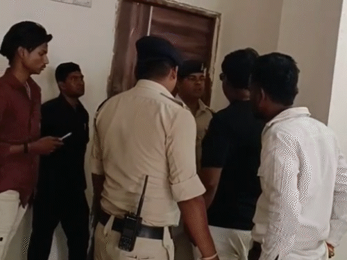 पुलिस ने विजय साव को समझाने की काफी कोशिश की।