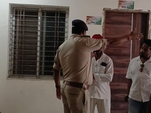 पुलिस ने सभी नेताओं को भवन से बाहर निकाल दिया।