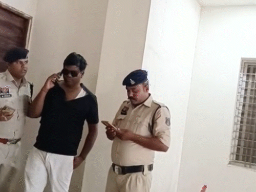 पुलिस ने सख्ती दिखाते हुए विजय साव को भवन से बाहर निकाला।