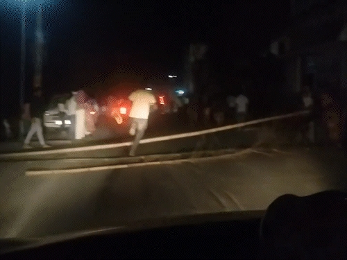 पश्चिम बंगाल में बुधवार को सैकड़ों प्रदर्शनकारी मालदा में चुनाव ऑफिस के बाहर जमा हुए। अधिकारियों की गाड़ी रोकी। - Dainik Bhaskar