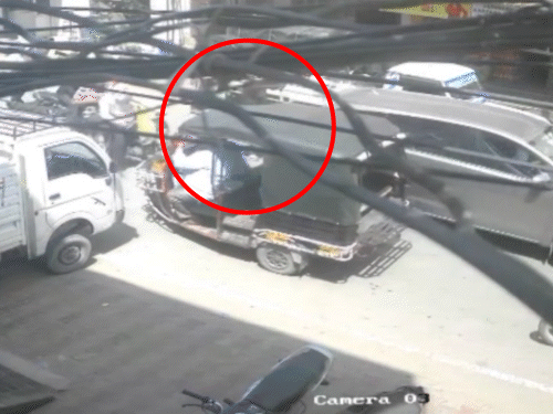 बीच सड़क पर हमलावर ताबड़तोड़ फायरिंग करते CCTV में दिखाई दिए हैं। - Dainik Bhaskar