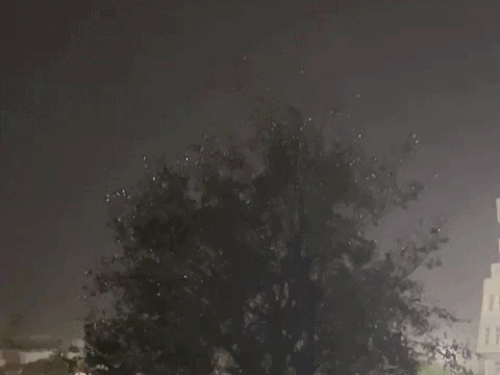 हिसार में तेज हवाओं के साथ आसमान में बिजली कड़कड़ाती हुई।