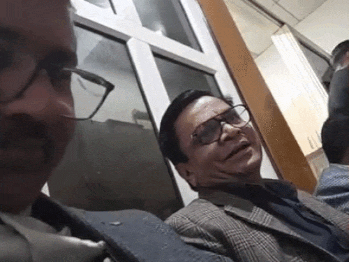 करीब चार माह पहले एसई गीतूराम तंवर का यह वीडियो डीसी कैंप ऑफिस में बनाया गया था। इसमें वे जाट समाज पर टिप्पणी करते दिखाई दे रहे हैं।