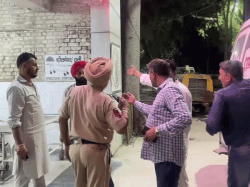 सोनीपत सिविल अस्पताल में हादसे की जानकारी लेते पुलिसकर्मी।