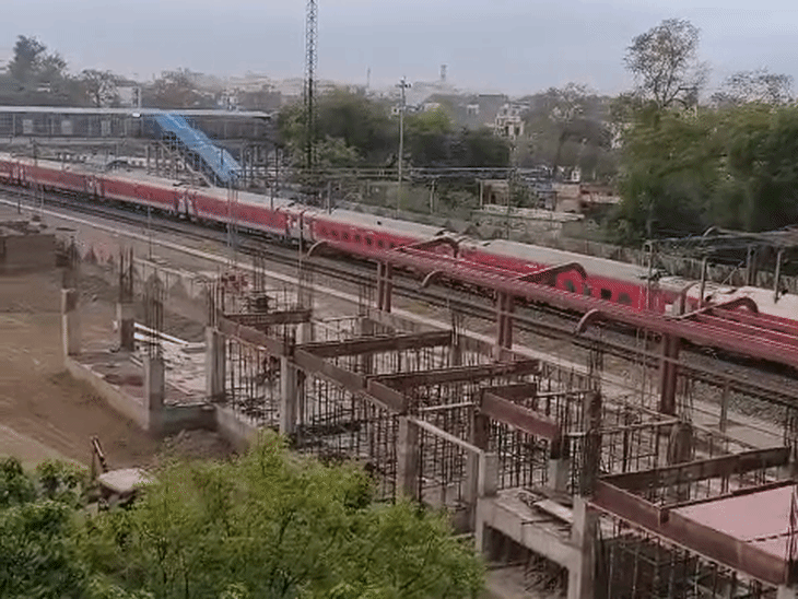 लखनऊ के मल्हौर में बुधवार को हल्की बारिश हुई। तस्वीर मल्हौर स्टेशन की है।