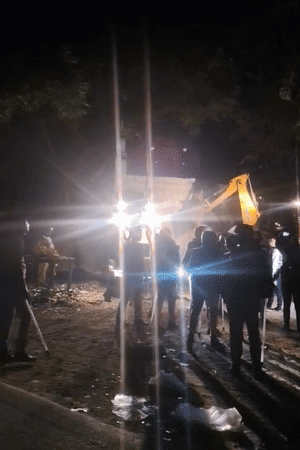 मस्जिद गिराए जाने के दौरान मौके पर बड़ी संख्या में पीएसी के जवान भी तैनात रहे।