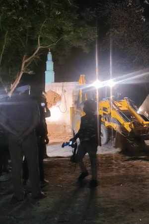 कार्रवाई की फोटो-वीडियोग्राफी की गई।