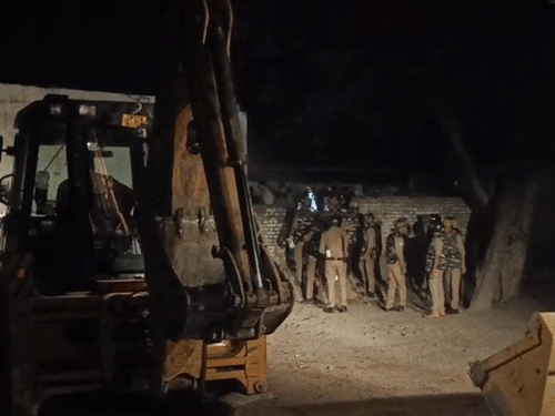 पीएस बल की मौजूदगी में 3 बुलडोजर खलिहान में पहुंचे। करीब 1 घंटे में पूरी संरचना जमींदोज कर दी गई।