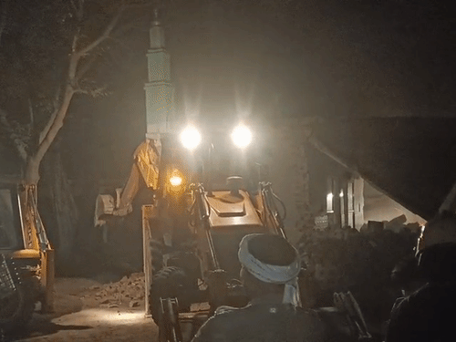 रात में 3 बुलडोजर से एकसाथ एक्शन शुरू किया गया।